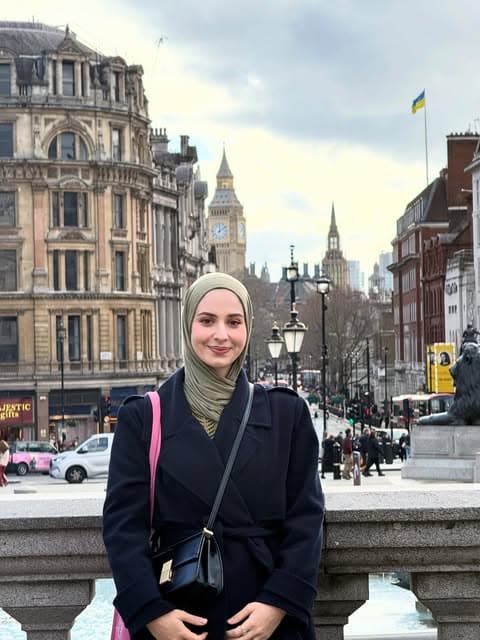 Zeynep Koca, Londra'da Trafalgar Meydanı'nda